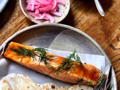 烟熏三文鱼配烤饺子皮和芥末籽酱-BOR Eatery(安福路店)