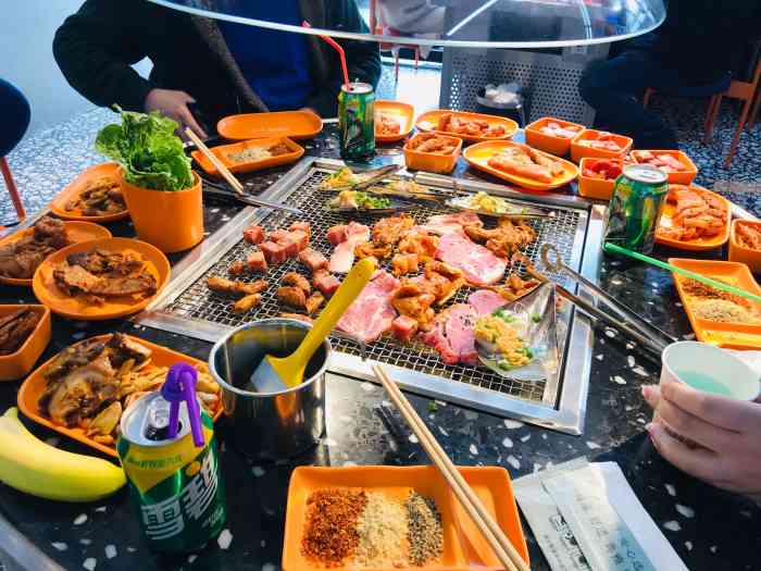 炉边往事川式自助火盆烤肉-"生意很好,吃的铝纸蒜泥类的很好吃,还有掌