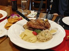 德式烤猪肘配酸菜土豆泥-申德勒加油站西餐厅Schindlers Tankstelle(上海外滩店)