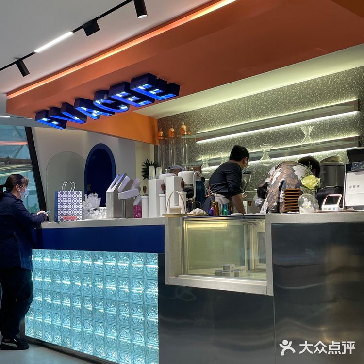 店里虽然人很多 但座位还是一直有的