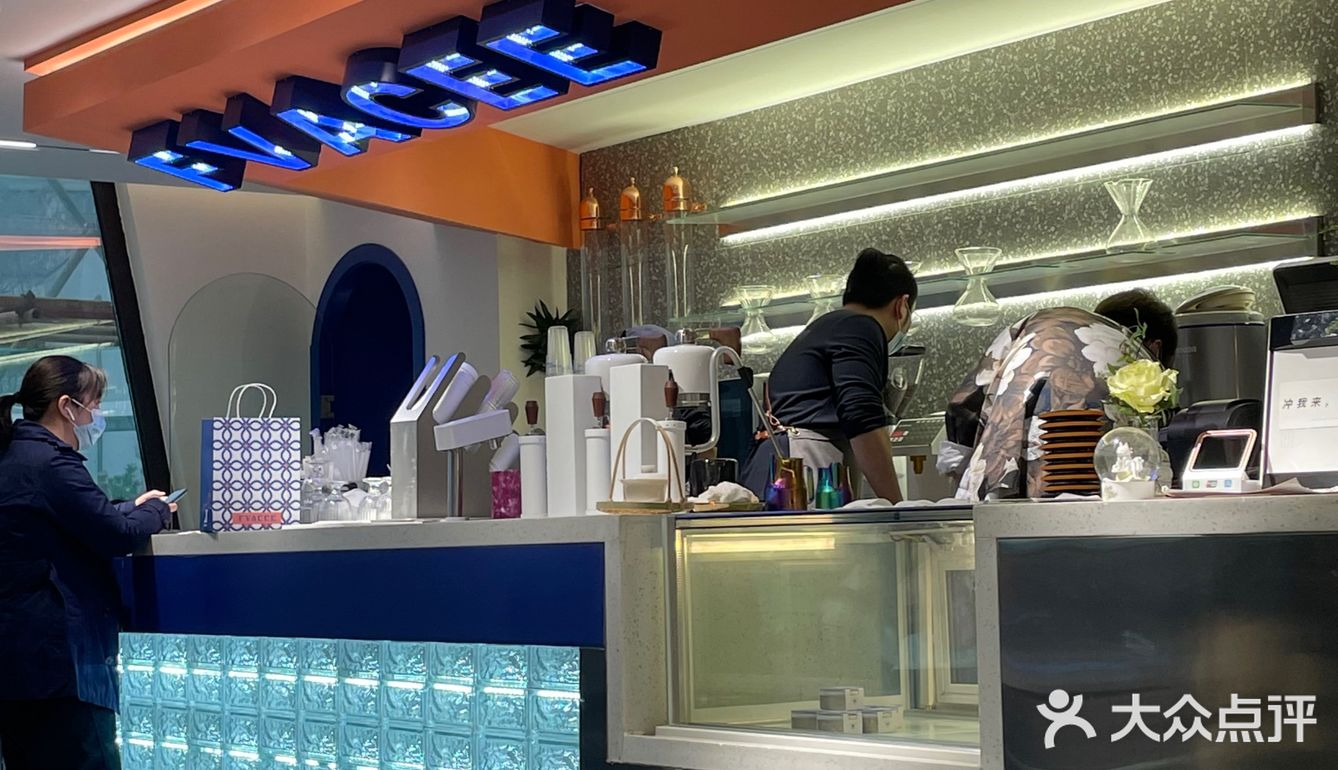 店里虽然人很多 但座位还是一直有的