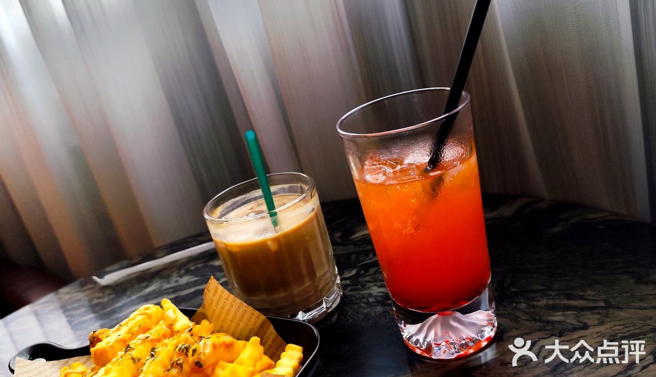 一家以酒🍺咖啡☕️为主的复古店