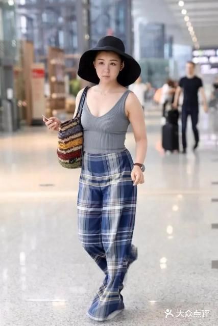 本来就162的身高,让她看起上去不光显矮
