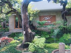 -Chom Cafe and Restaurant