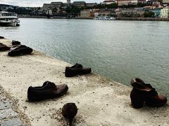 -多瑙河畔鞋履雕塑