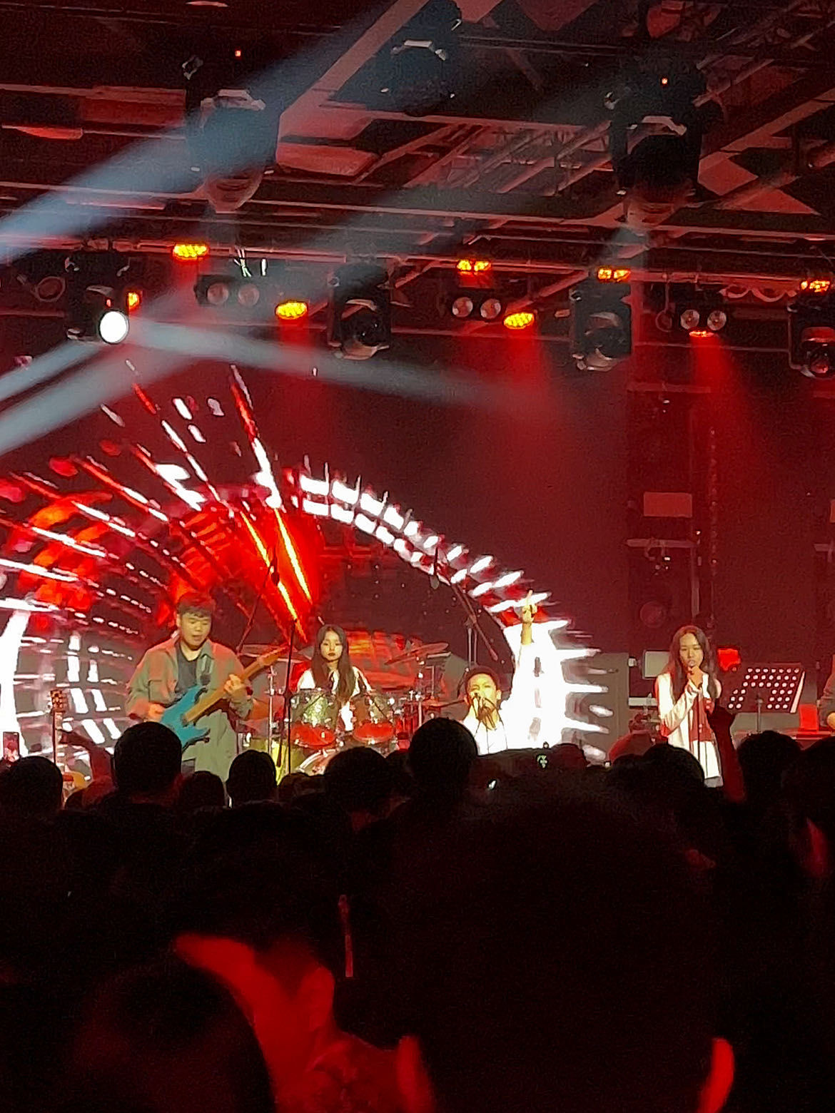 0808
主厅可容纳800人～演出当晚人挤人,与乐队互动,开火车