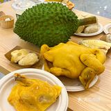 好吃到没空说话！全都在认真的炫榴莲！