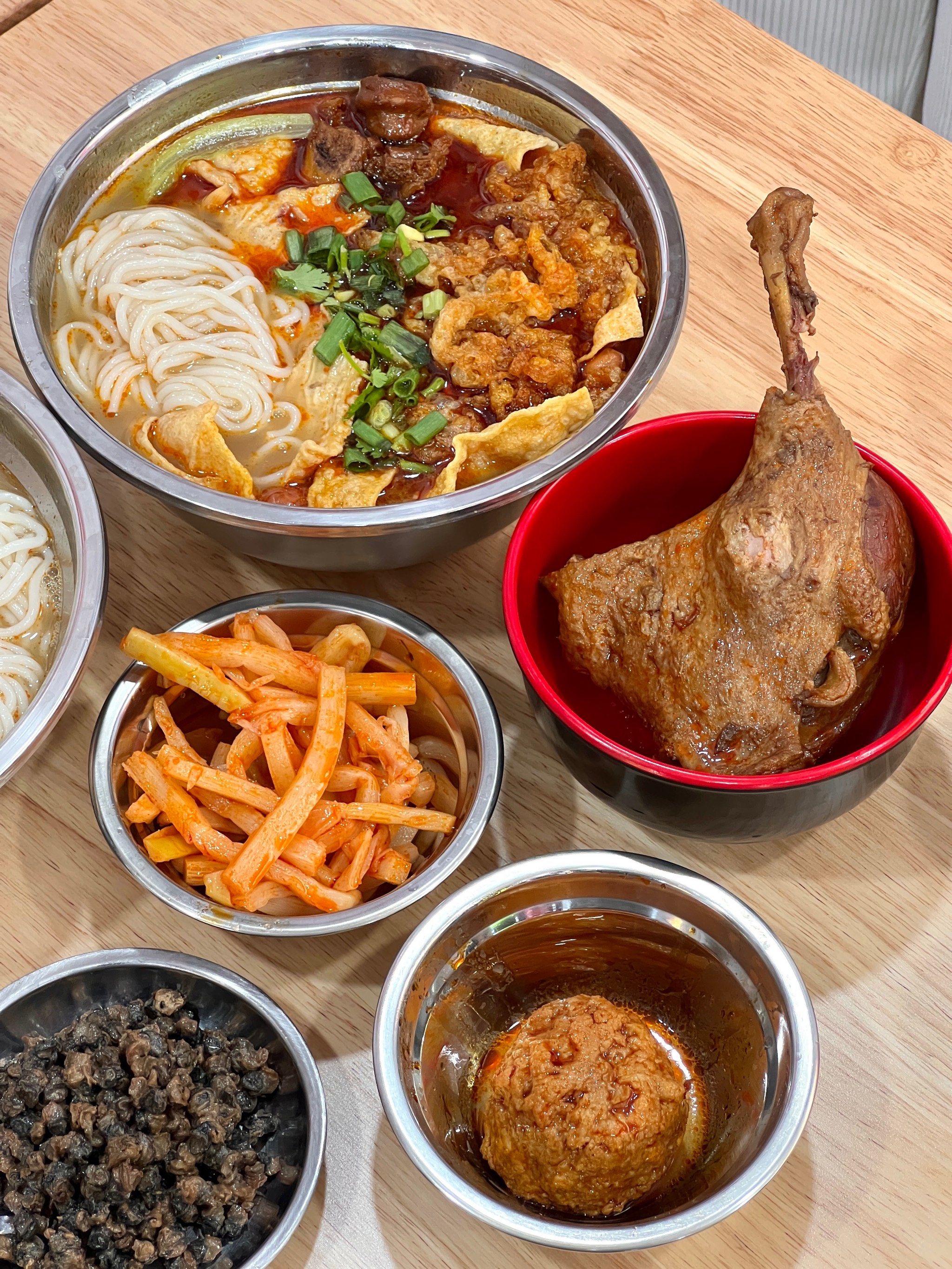 螺蛳粉02
卤味也是一大特色02可以加到粉里
鸭头02鸭腿02