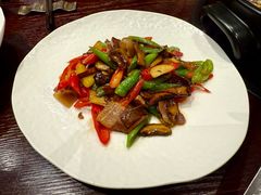 彩椒诺邓火腿炒见手青-滇野云南野生菌餐厅(陕西南路店)