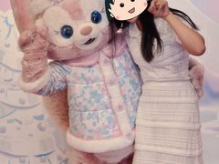 -小镇影院迪士尼小熊Duffy与他的朋友合影地