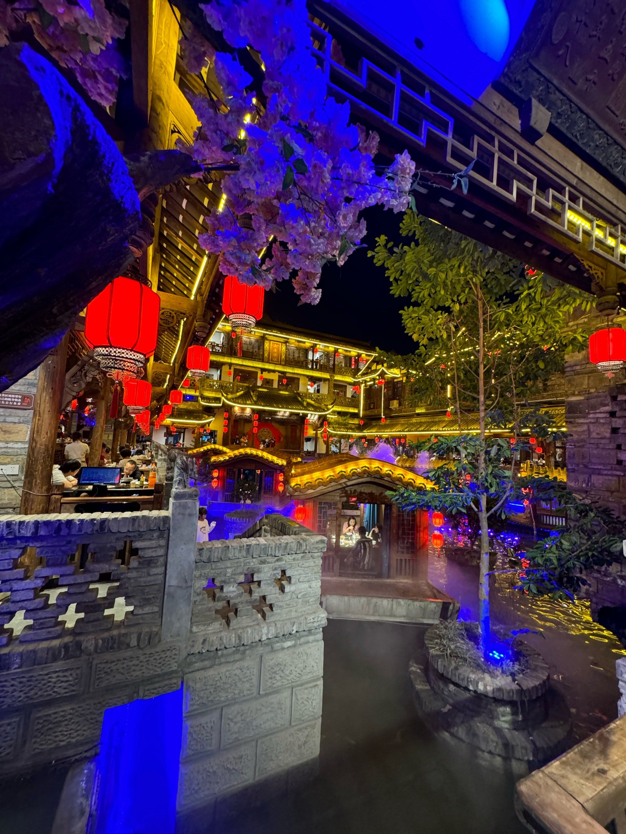 这家店是成都最大的一家吃鱼的火锅店