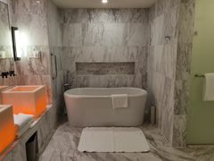 -上海滴水湖皇冠假日酒店