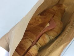 芝士火腿羊角-瑞幸咖啡(第一城店)