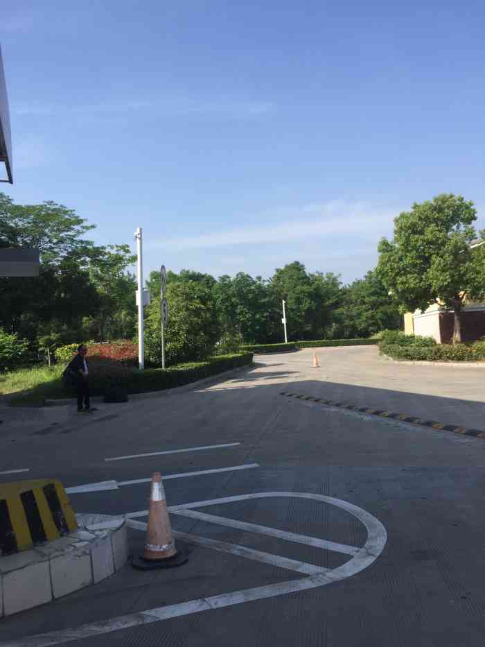 明祖陵服务区停车场-"出差,租车前往的,开到老朱家的服务区,下.