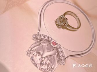 无论是哪种手型对此款戒指都可以轻松驾驭