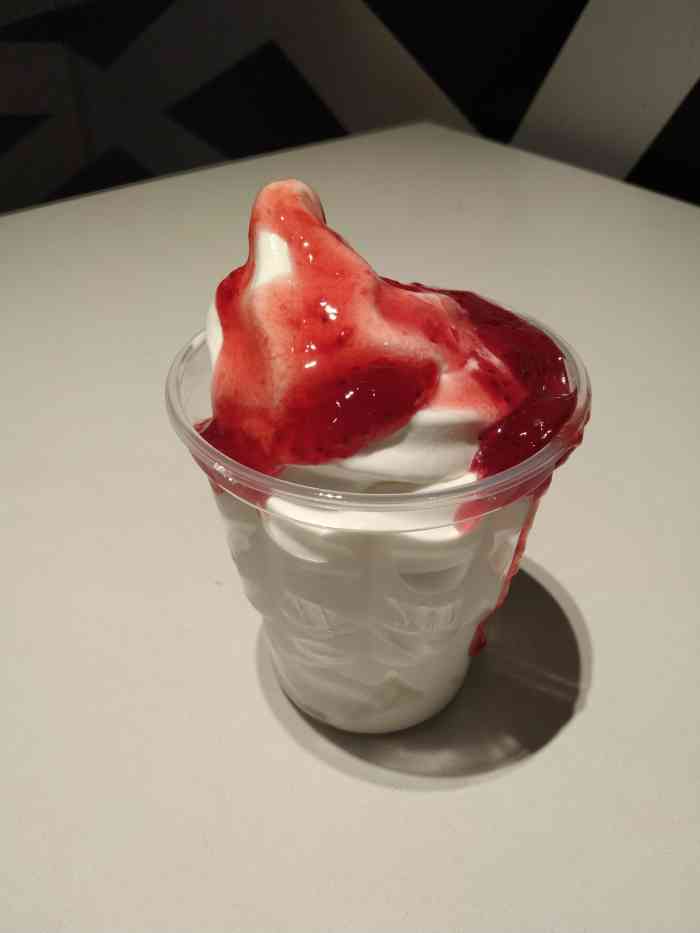 麦当劳红梅冰淇淋图片