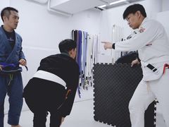 -菠萝格斗巴西柔术训练馆