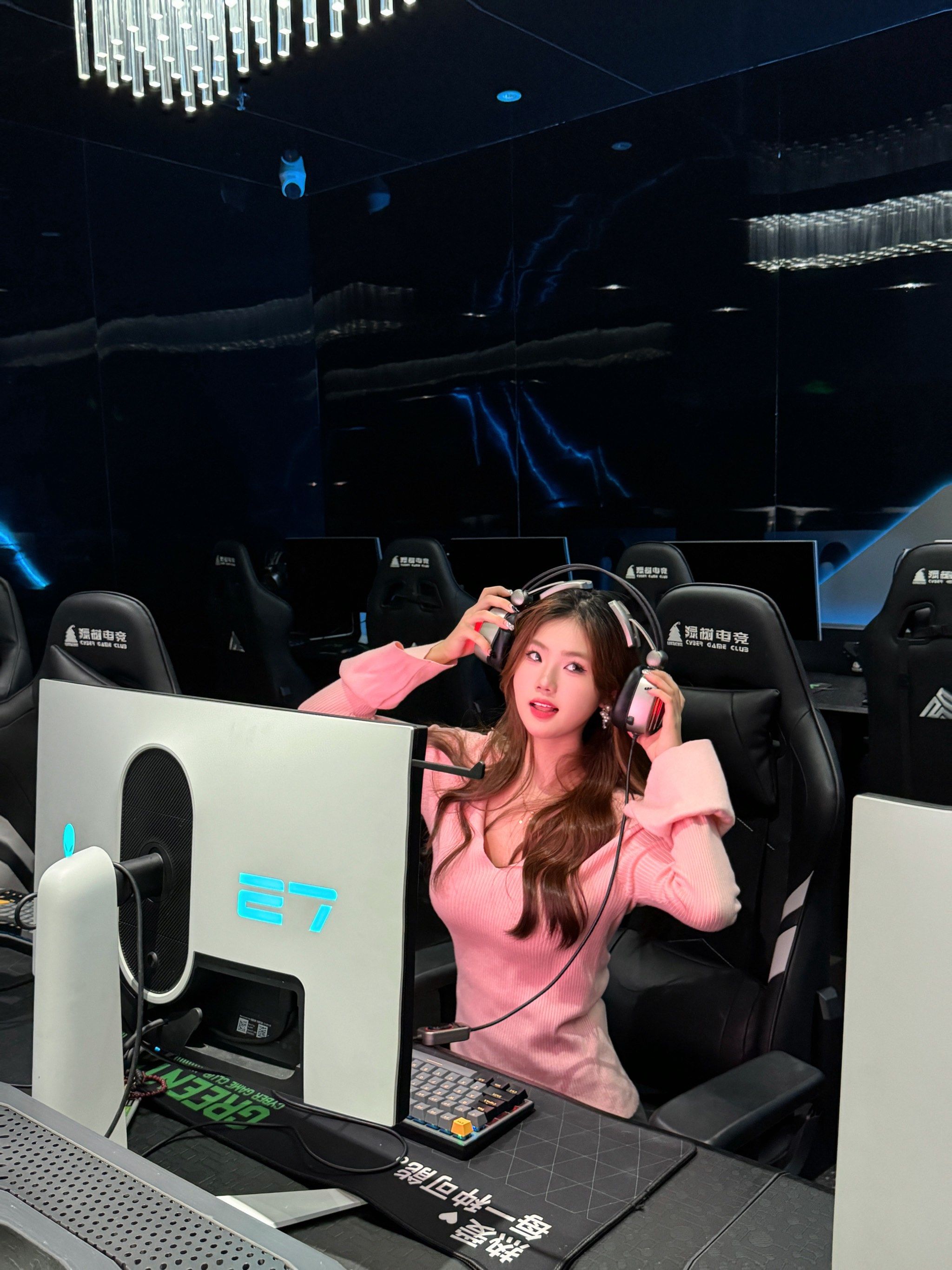 今天是电竞女孩～一起去上网吗