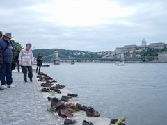 -多瑙河畔鞋履雕塑