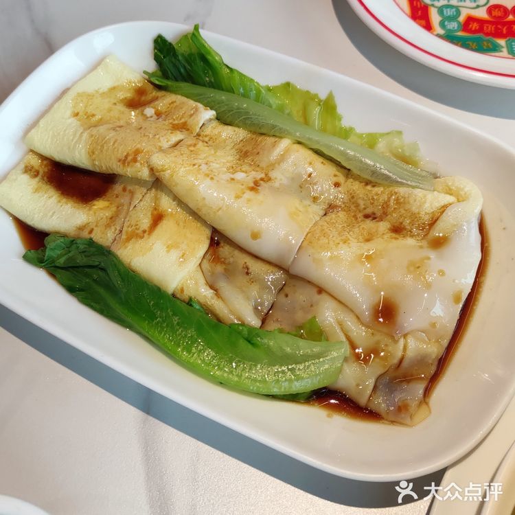 粤添湘这家餐馆就在酷车小镇旁边，那条街都是餐馆