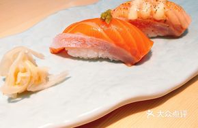 Salmon Avocado Hand Roll