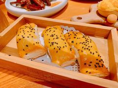 千层叉烧酥-粤域茶餐厅