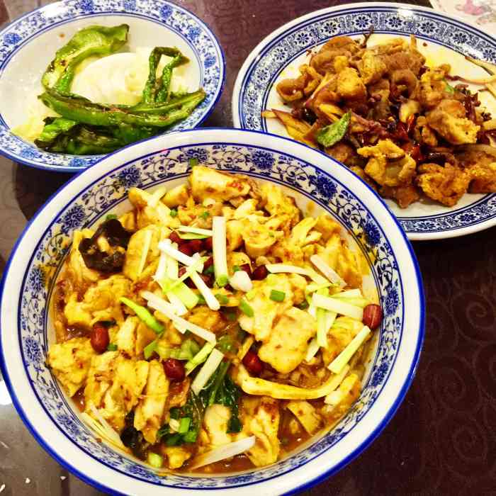 汤鲜味美环境好,老板实在菜品佳!小店有小店的好处,吃着舒心放心.