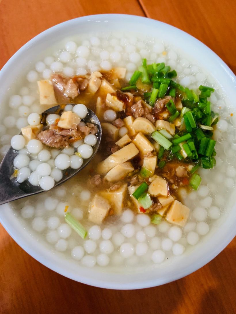 豆腐丁肉末臊子,加葱花.我们这叫珍珠粉