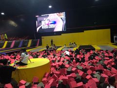-嘿哟动霸CHUA·新潮玩运动娱乐中心·蹦床滑冰团建乐园