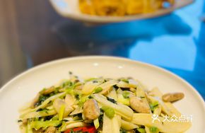 Snowy Mustard Greens Stir-fried with Bamboo Shoots and Mushrooms