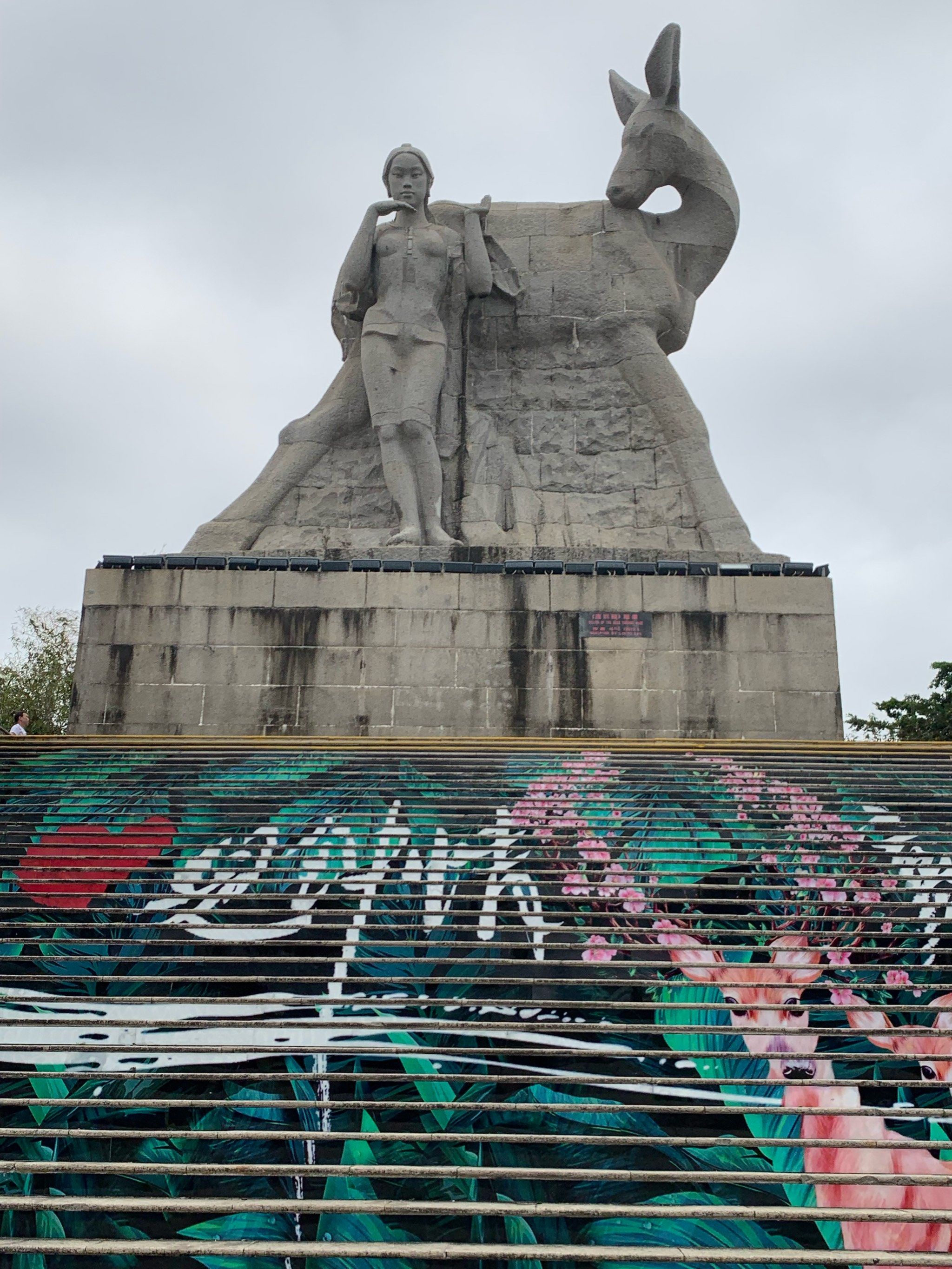 0元玩转这座城三亚鹿回头景区位于海南省三亚市西南部,是一个集兹然
