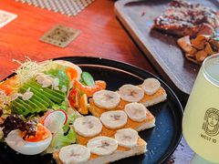 香蕉杏仁酱吐司配鲜虾牛油果-West10 西拾·西餐厅·创意菜(未来科技城店)