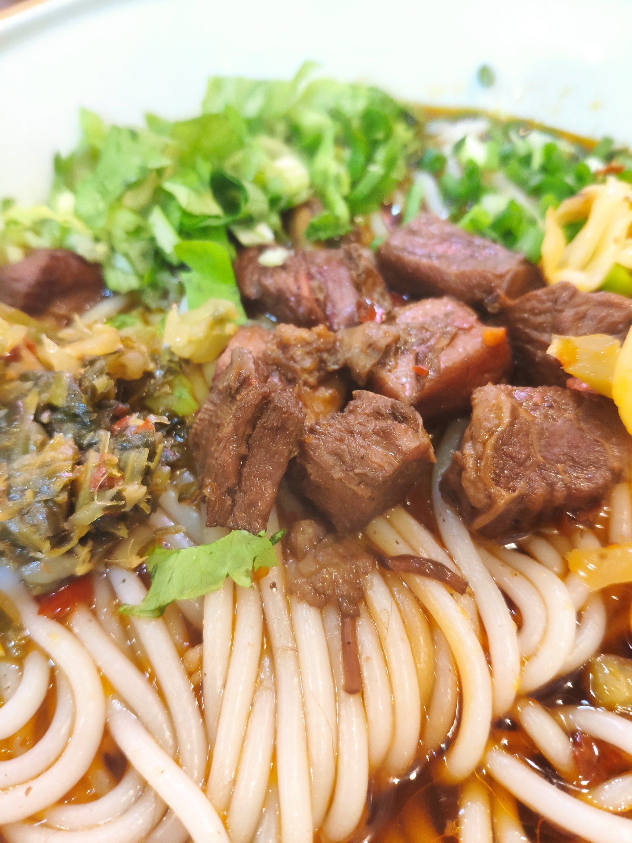 n选了一碗红烧牛肉粉
热腾腾的圆粉
从碗里滑到胃里
常德蜜粉