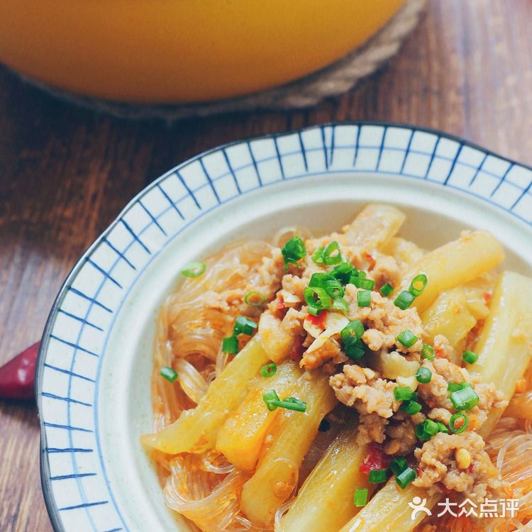 热乎乎的肉末茄子粉丝煲 