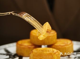 桂花飘香传玉宇，明月清辉人间驻