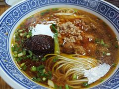 辣肉面加雪菜和毛豆-沪西老弄堂面馆(定西路店)