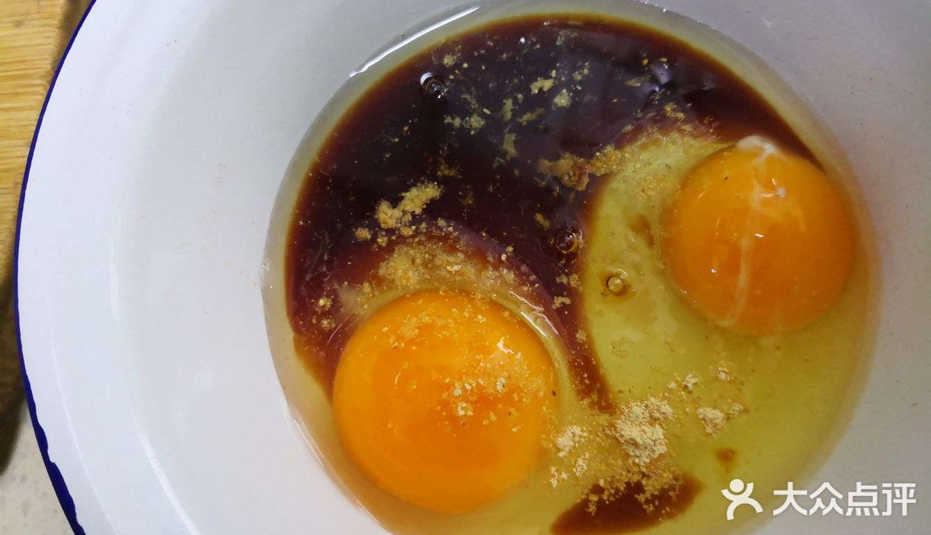 香肠切丁。淘米加水和所有食材一起搅拌。放入电饭煲煮