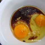 香肠切丁。淘米加水和所有食材一起搅拌。放入电饭煲煮