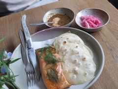 烟熏三文鱼配烤饺子皮和芥末籽酱-BOR Eatery(安福路店)