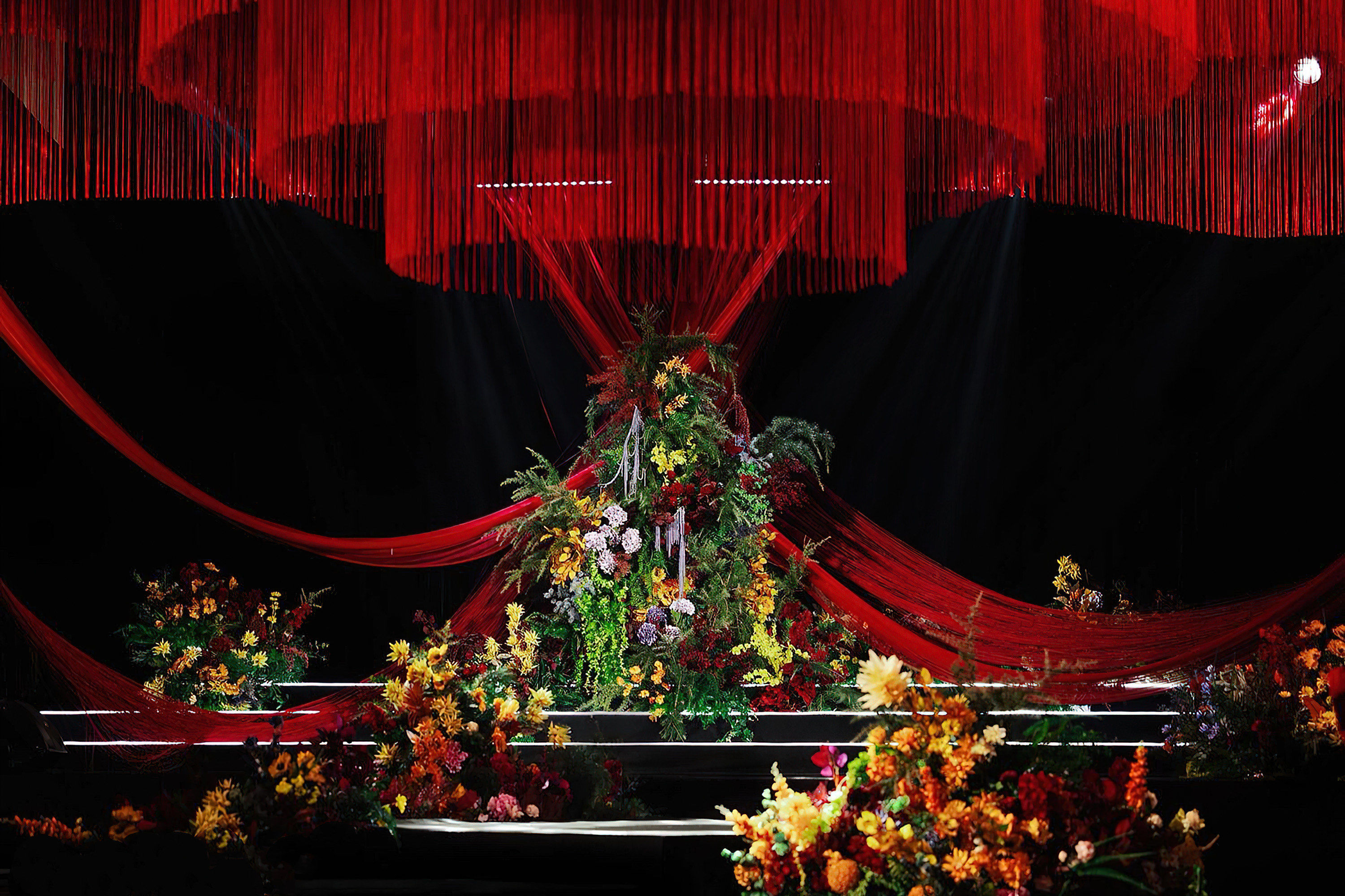 简约风红色线帘婚礼
多层次的柔美线帘