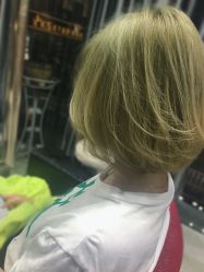 -天下皇剪新潇洒美容美发