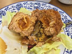 鸭蛋黄狮子头-春水锅贴·传统鲁菜(大明湖店)