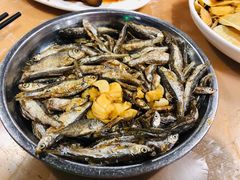 山坑小鱼干-满記土窑烧鷄波浪山莊