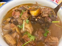 小鸡炖蘑菇-闯关东东北农家菜(崂山石老人店)