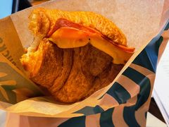 火腿芝士牛角-星巴克臻选(济南万达店)