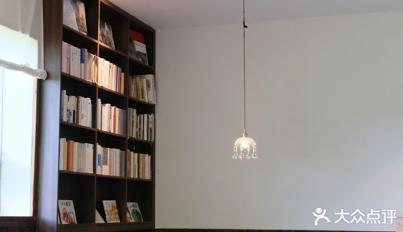 - 蝉鸣裹着冰汽水的午后