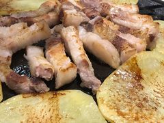 厚切猪肉-·缸桶屋·韩式牛肋条自助烤肉(西湖D11店)
