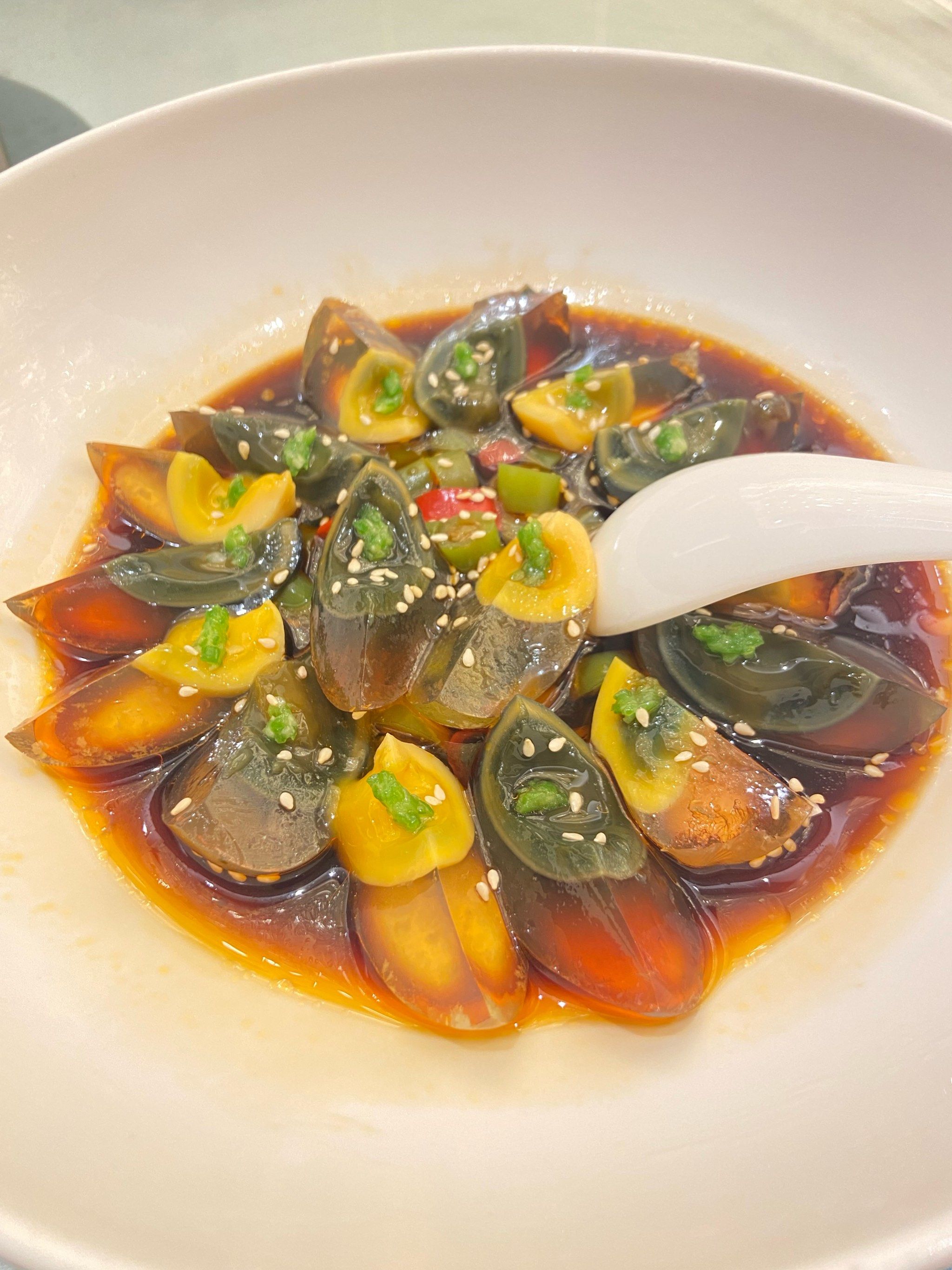 中午打对折 还是很友好的.点了个凉拌皮蛋 脆皮乳鸽