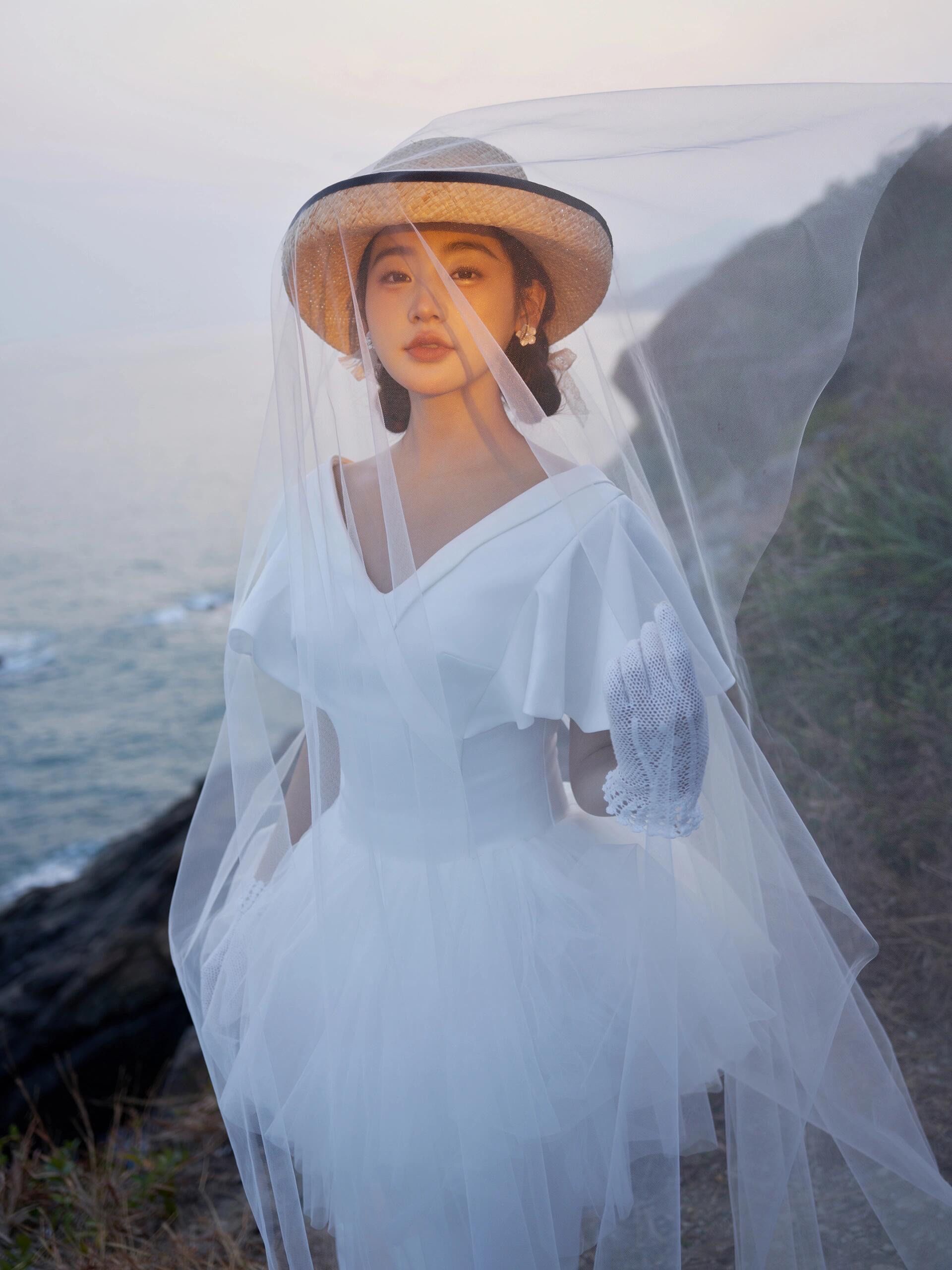 谁懂啊,这种山海高级感婚纱照也太有氛围了