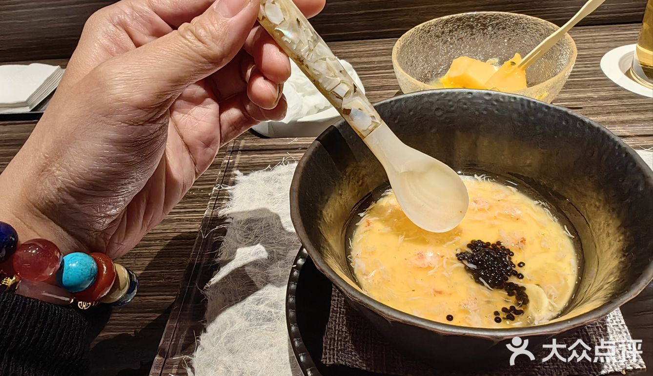 霞初的感觉就是王品升级版主厨直接在铁盘前制作菜肴